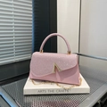 Pochette da sera rosa con patta glitterata e fibbia metallica dorata a forma di V - Rosa