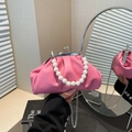Pochette nuage rose plissée avec poignée en perles et chaîne argentée pour femme chic - rose vif