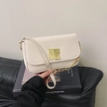 Borsa a tracolla chic bianco crema con fibbia quadrata dorata e tracolla a catena - Bianco