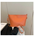 Orangefarbene Beuteltasche mit strukturierter Lederoptik und verstellbarem Riemen - Orange