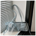 Détail du sac baguette en cuir verni bleu clair avec dentelle blanche et nœuds - Bleu