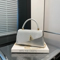 Elegante pochette da sera argento con strass scintillanti e fibbia a forma di A dorata - Argento