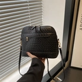 Bolso bandolera de concha con estampado de serpiente negra y cremalleras metálicas doradas - Negro