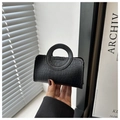 Dettaglio mini borsa in PU nera con trama a coccodrillo e manico circolare unico - Nero