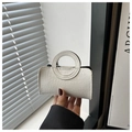 Dettaglio di borsa bianca con motivo a coccodrillo e manico circolare di design - Bianco