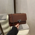 Braune Umhängetasche mit Krokoprägung, Metallkette und Druckverschluss für Damen - Braun