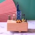 Detailansicht einer hölzernen Spieluhr mit dem Miniatur-Bank of China-Turm-Design - Blau