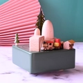 Handgemaakte houten kerstmuziekdoos met groene basis, treintje en feestelijke kerstboom - 11*11cm / Groen