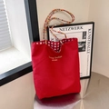 Rote Schultertasche mit bunten geflochtenen Griffen und rot-weiß kariertem Futter - Rot