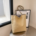 Beigefarbene Canvas-Tasche mit Perlen-Trageriemen und schwarz-weißem Karofutter - Gelb