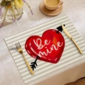 Detail eines Platzsets aus Leinen mit rotem Herz und Be Mine Schriftzug für Valentinstag - 30x45cm / Herzpfeilmuster