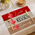 Detailansicht eines Leinentischsets mit Love-Schriftzug und roten Herzen Motiv - 30x45cm / Love and Kisses Muster