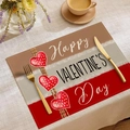Detail der Leinen-Tischmatte zum Valentinstag mit roten Herzen und goldenem Besteck - 30x45cm / Happy Valentine's Day Patchwork