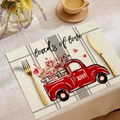 Detail der Tischmatte aus Leinen mit rotem Pickup-Truck und loads of love Druck - 30x45cm / Roter LKW mit Herzen