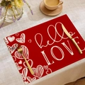 Detail von rotem Valentinstag-Platzset mit weißen Herzen und hello LOVE Text auf dem Tisch - 30x45cm / Hello Love Buchstabe Rote Basis Herz
