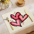 Leinen-Tischset mit Herzmuster und elegantem Geschirr für eine romantische Tischdeko - 30x45cm / Handgezeichnete Herzen und Sterne