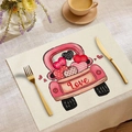 Detailansicht eines Leinen-Platzsets mit rosa Liebes-LKW-Druck und Goldbesteck auf dem Tisch - 30x45cm / Rosa LKW beladen mit Herzen