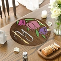 Dettaglio di tovaglietta rotonda con venature del legno, fiori e la lettera Y - Stile Lettera Y Tulipano Floreale (CDS1-3) / 35,5 cm