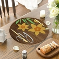 Dettaglio di tovaglietta tonda con fiori gialli e venature del legno su un tavolo in legno - Stile Girasole Giallo (CDS1-1) / 35,5 cm