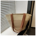 Detailansicht der gestreiften Strohtasche mit Webstruktur und Stoffschultergurt - Beige