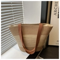 Detail einer Stroh-Tragetasche mit braunen Stoffgriffen und gestreifter Textur - Khaki