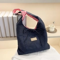 Borsa tote in denim scuro con fodera a quadri rossi e dettaglio fiocco decorativo - Quadretti Rosa Lato B