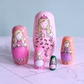 Detalle de 5 muñecas rusas de madera rosa con motivos florales y diseño de hadas - Juego de 5 Capas / Rosa