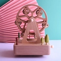 Vue détaillée d'une boîte à musique en bois roue de fer avec remontoir et arbres - Base 11CM / Marron