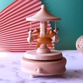 Boîte à musique carrousel en bois faite main avec chevaux rotatifs sur fond de marbre - Base Standard / Marron