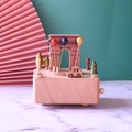 Vista dettagliata di carillon in legno con miniatura Arco di Trionfo e palloncini colorati - Base da 11*11CM / Marrone