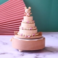 Boîte à musique en bois ours avec gravure joyeux anniversaire et décor de coeur rose - Base de 11*11CM / Bois Naturel avec Rose