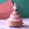 Boîte à musique ballerine en forme de gâteau rose avec socle bois et vœux d'anniversaire - Base 11x11cm / Rose