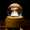 Lichtgevende kristallen bol met verjaardagstaart op een beukenhouten basis - Verjaardagstaart / Nummer: Encounter
