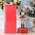 Carillon schiaccianoci da 36 cm con confezione regalo rossa e sfondo festivo di pino - Stile Soldato Tamburino