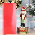 Carillon schiaccianoci re da 36cm con giacca rossa glitterata e base verde in scatola regalo - Stile Re con Scettro
