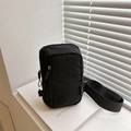 Bolso bandolera minimalista de nailon negro con correa ajustable y etiqueta de moda - Negro