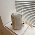 Bolso de pecho minimalista color marfil con correa ajustable y tela de nailon rugosa - Blanco