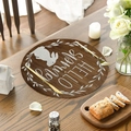 Sottopiatto rotondo in lino con stampa coniglio e testo Hello Spring su tavolo - Venature Legno Hello Spring (CDE1-2)