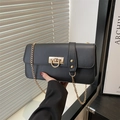 Schwarze Baguette-Tasche mit goldenem Verschluss und eleganter Ketten-Schulterriemen - Schwarz