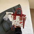 Mini bolso tote blanco con estampado de cerezas, asas de cuero rojo y un colgante lindo - Con Colgante / Rojo