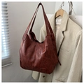Detalle de un bolso tote de cuero vintage con costuras de retazos y diseño amplio - Marrón Rojo