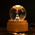 Lichtgevende kristallen bol met 3D Eiffeltoren gravure op massief houten basis - Nummer: Encounter / Eiffeltoren
