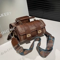 Sac cylindrique en cuir marron rétro avec fermoirs dorés et large bandoulière ethnique - Marron