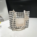 Κλασική τσάντα tote με μοτίβο houndstooth, λευκή δερμάτινη τσέπη και γούρι τίγρη - Λευκό