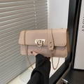 Minimalistische beige Leder Baguette Tasche mit goldener Kette und Drehverschluss - Khaki