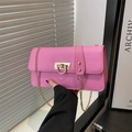 Pinkfarbene Umhängetasche aus Kunstleder mit goldener Kette und Zierschnallenverschluss - Rosenrosa