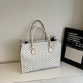 Schicke beige Tote-Bag mit M-W Monogramm-Muster und kontrastierenden Griffen - Gebrochenes Weiß