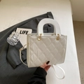 Elegante weiße gesteppte PU-Leder Handtasche mit goldenen Metallringen und Griff - Weiß