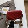 Donkerrode vintage leren crossbodytas met brede geweven riem en fashion logo - Bordeauxrood