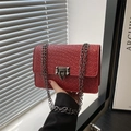 Borsa a tracolla intrecciata rossa con catena in metallo e design quadrato a trama - Rosso